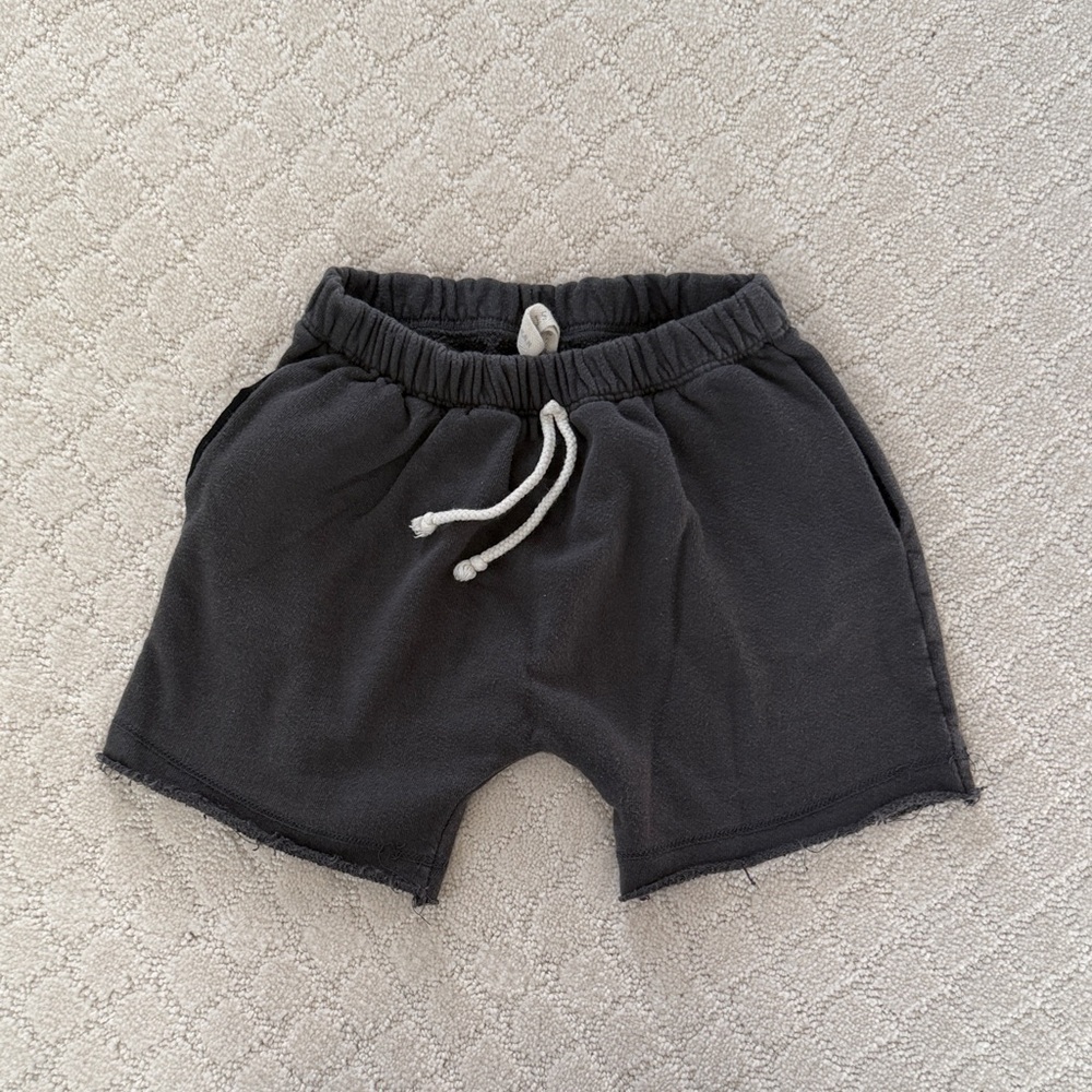 Gus + Steel 6/7 edgy shorts in graphite